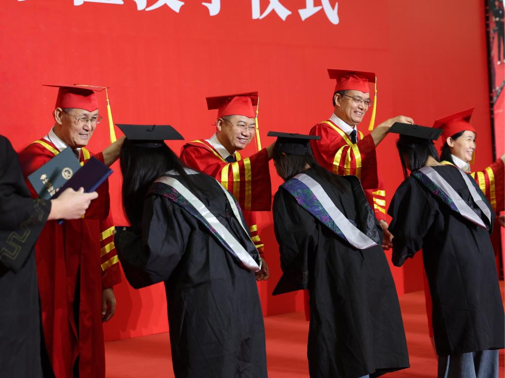潍坊科技学院举行2026年毕业典礼暨学士学位授予...